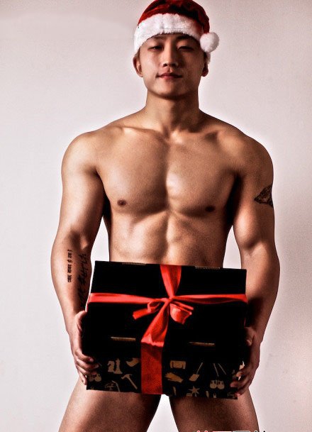 点击大图看下一张：男体艺术裸男送圣诞礼物