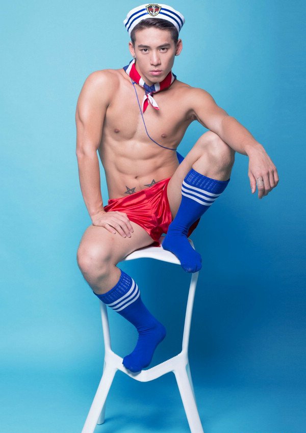 点击大图看下一张：帅哥男模怀恩和他朋友