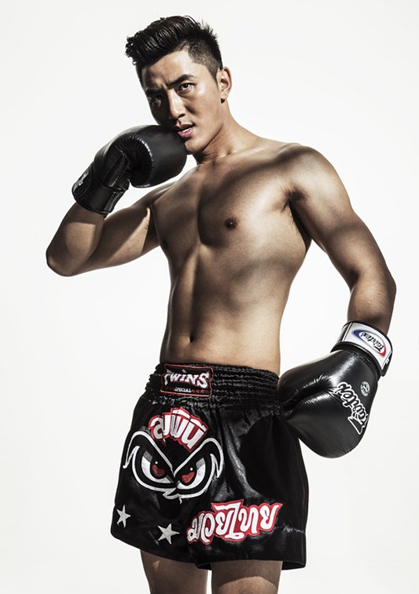 点击大图看下一张：王鑫尧肌肉照曝光 变身拳击手登杂志封面