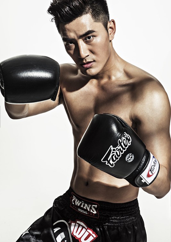 点击大图看下一张：王鑫尧肌肉照曝光 变身拳击手登杂志封面