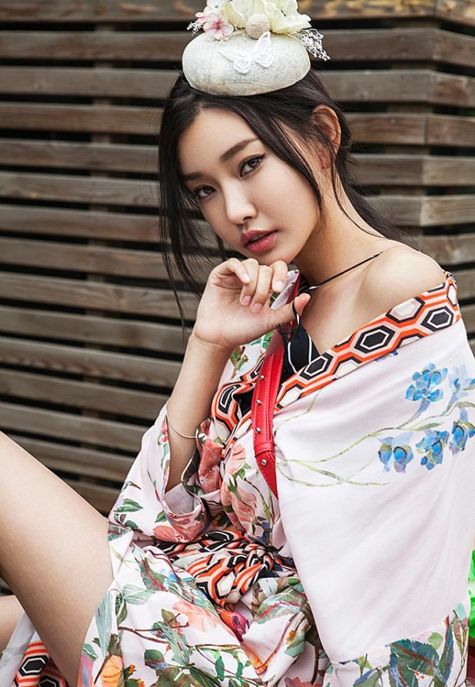 点击大图看下一张：童菲大露香肩美腿 百变女王性感小清新