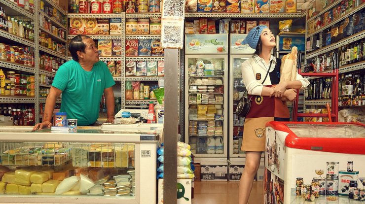 点击大图看下一张：姚晨涂鸦墙边秀香肩