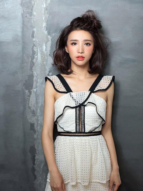 点击大图看下一张：张杨果而甜美写真曝光