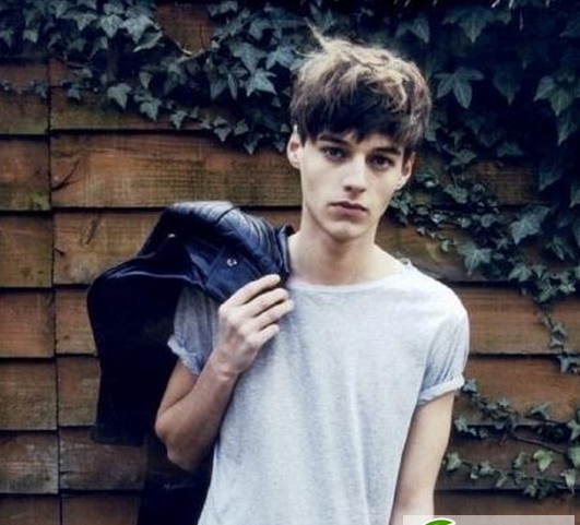 点击大图看下一张：流行时尚男生发型 清爽帅气造型有魅力