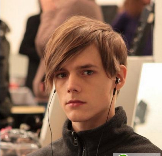 点击大图看下一张：流行时尚男生发型 清爽帅气造型有魅力