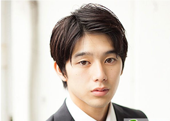 点击大图看下一张：商务型男士短发 正装的最适发型