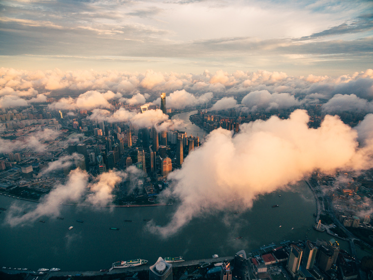 点击大图看下一张：天空之城 云上陆家嘴