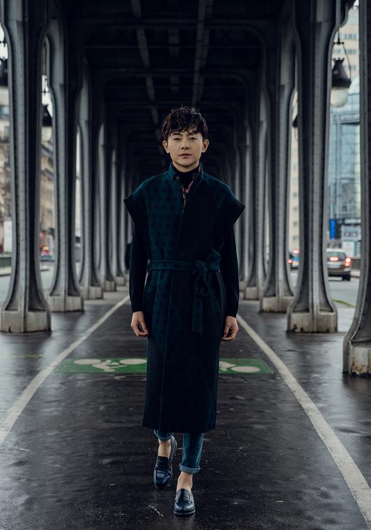 点击大图看下一张：张皓然巴黎街拍写真 耍酷吸睛席卷街头