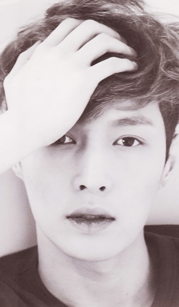 点击大图看下一张：张艺兴黑白图片