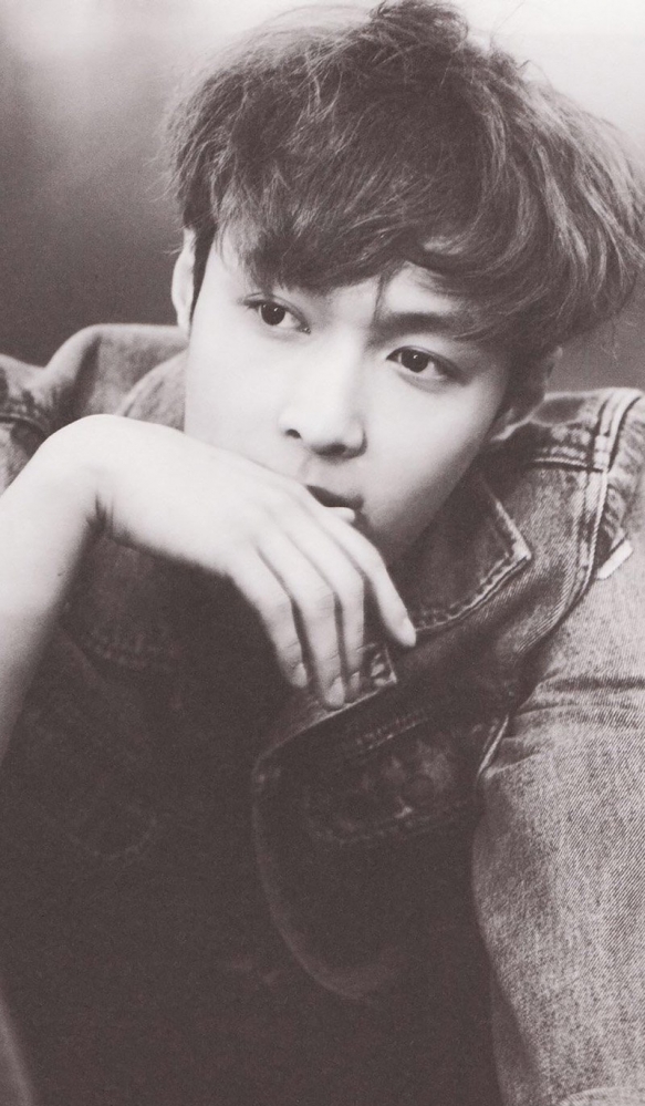 点击大图看下一张：张艺兴黑白图片