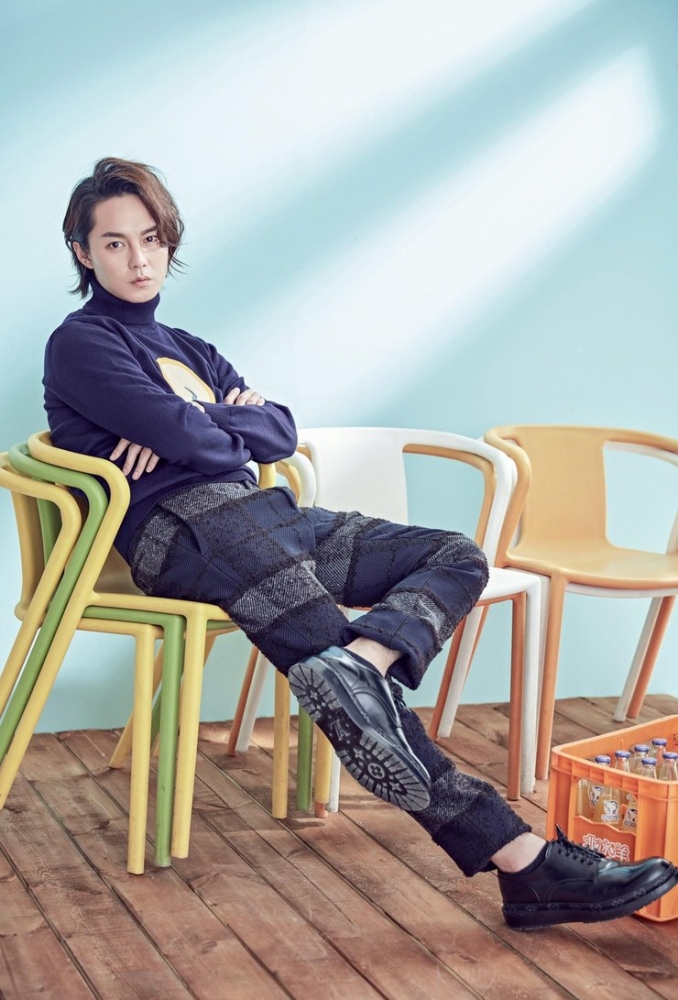 点击大图看下一张：尹正全新光影写真温暖曝光