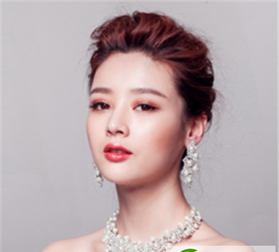 点击大图看下一张：新娘发型集锦 清新优雅打造百搭造型