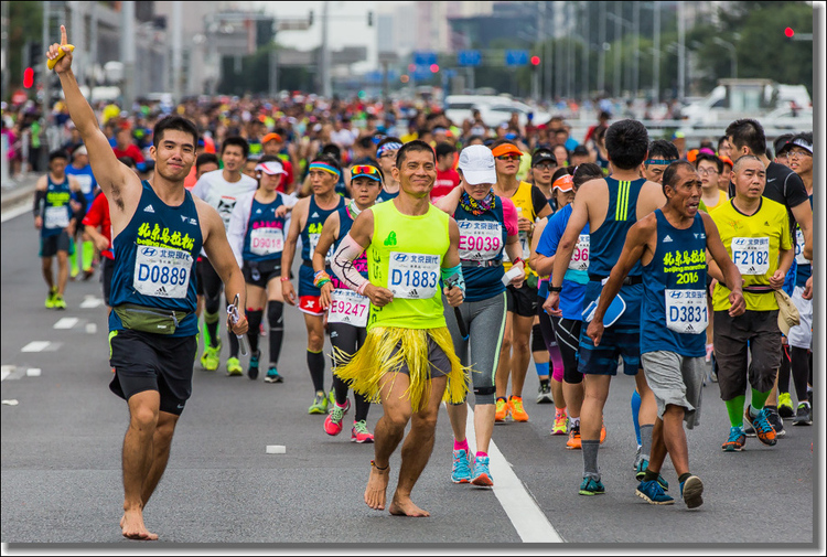 点击大图看下一张：2016北京马拉松随拍