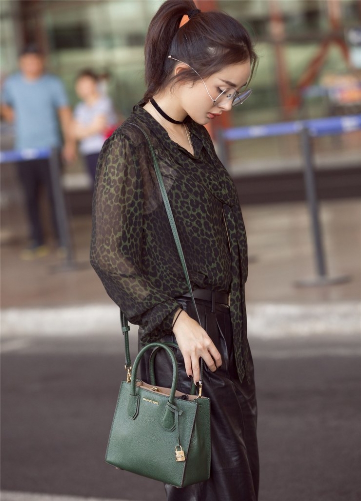 点击大图看下一张:杨幂启程纽约时装周