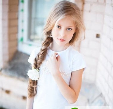 点击大图看下一张：9岁女童刘海麻花辫扎发设计