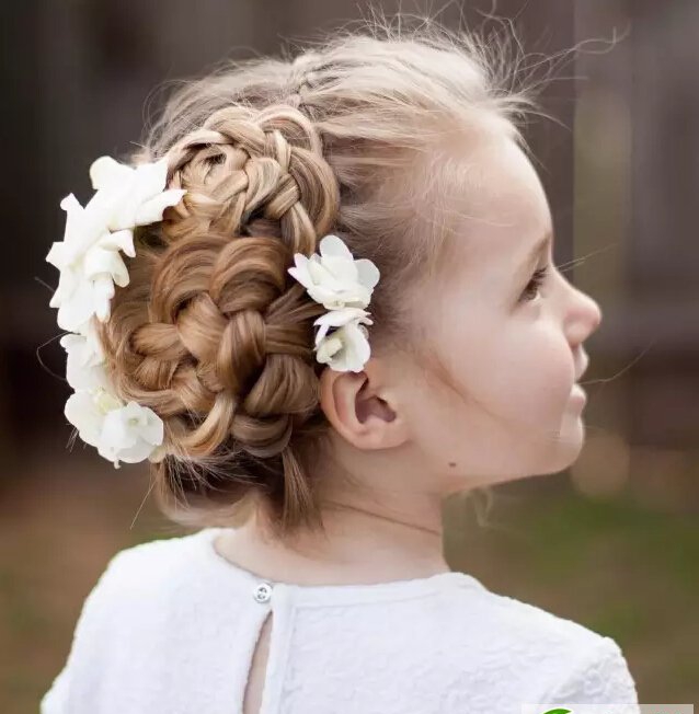 点击大图看下一张：小女孩花样编发每天不重样