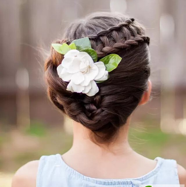 点击大图看下一张:小女孩花样编发每天不重样