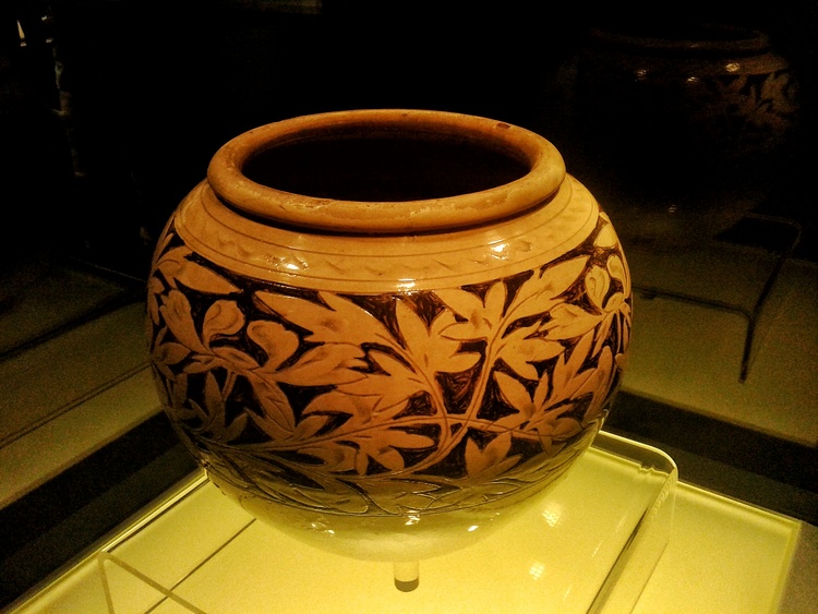 点击大图看下一张：中国古代陶瓷馆