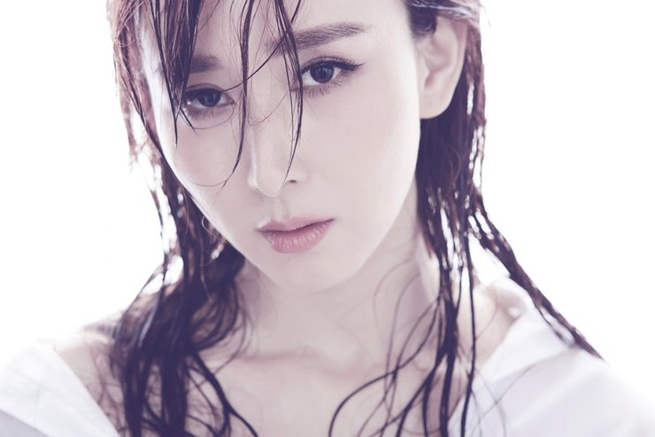 点击大图看下一张：胡静真空着衬衣尺度大开 湿发露香肩