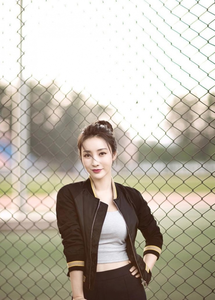 点击大图看下一张：柳岩秋日写真 玩转御姐轻熟风性感美艳