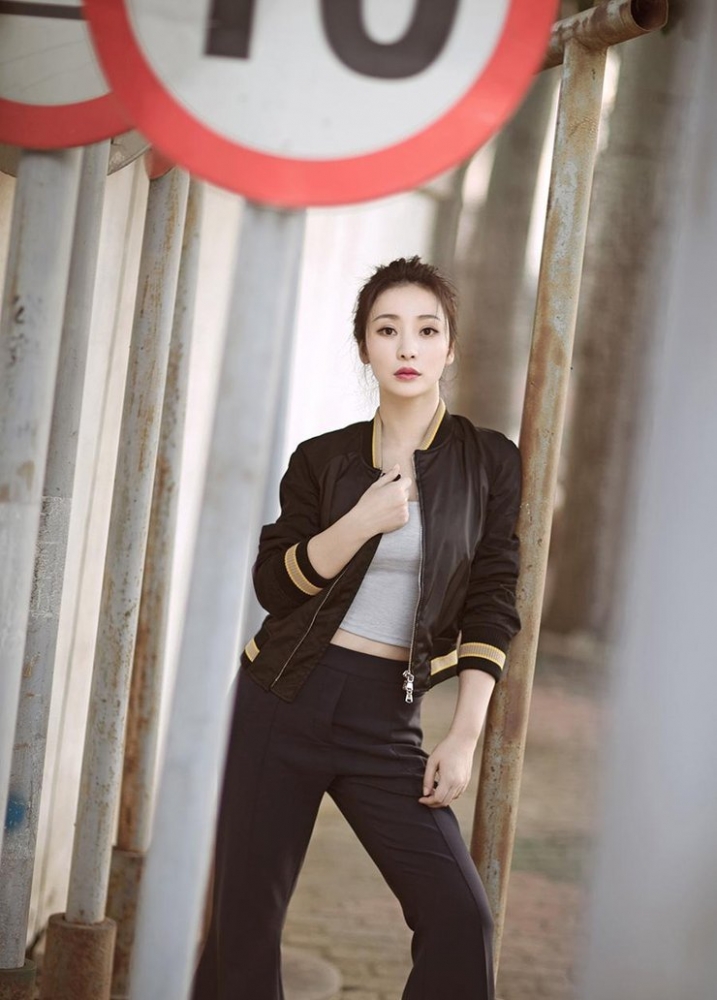 点击大图看下一张：柳岩秋日写真 玩转御姐轻熟风性感美艳