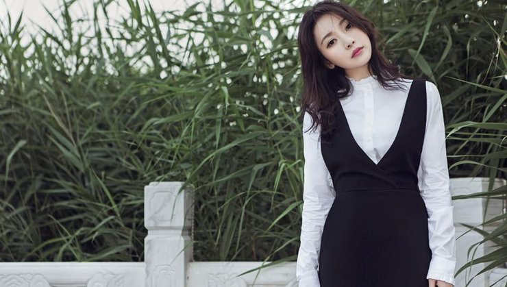 点击大图看下一张：柳岩秋日写真 玩转御姐轻熟风性感美艳