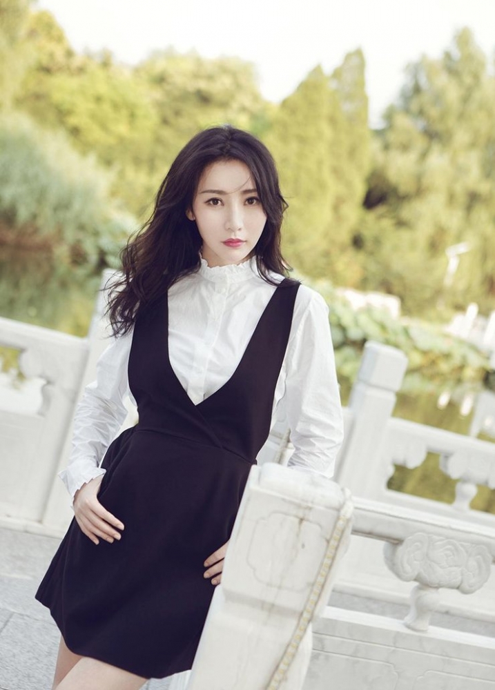 点击大图看下一张：柳岩秋日写真 玩转御姐轻熟风性感美艳