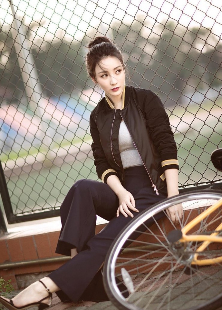 点击大图看下一张：柳岩秋日写真 玩转御姐轻熟风性感美艳