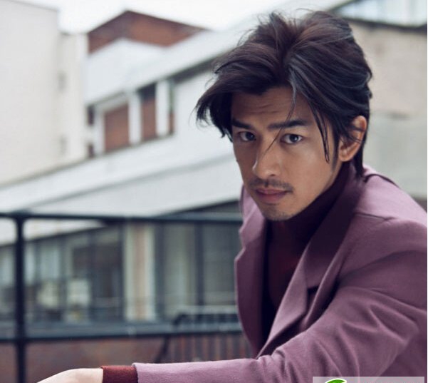 点击大图看下一张：陈柏霖示范型男发型 男神就是这样炼成的