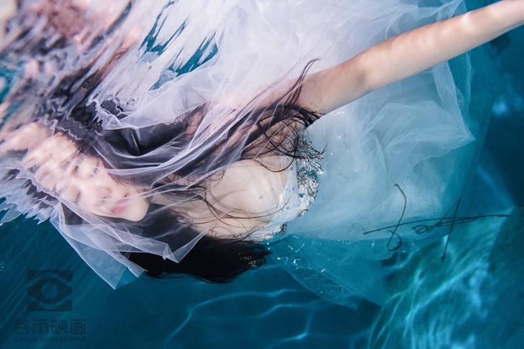 点击大图看下一张：化身为鱼 久溺于深海