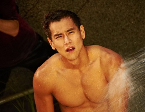 点击大图看下一张：健美肌肉男明星彭于晏半裸诱惑写真