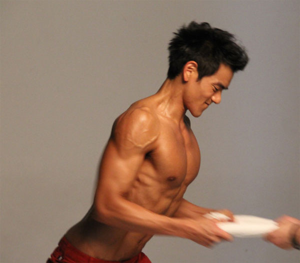 点击大图看下一张:健美肌肉男明星彭于晏半裸诱惑写真