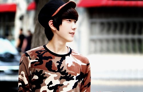 点击大图看下一张：长相清秀的90后帅哥图片