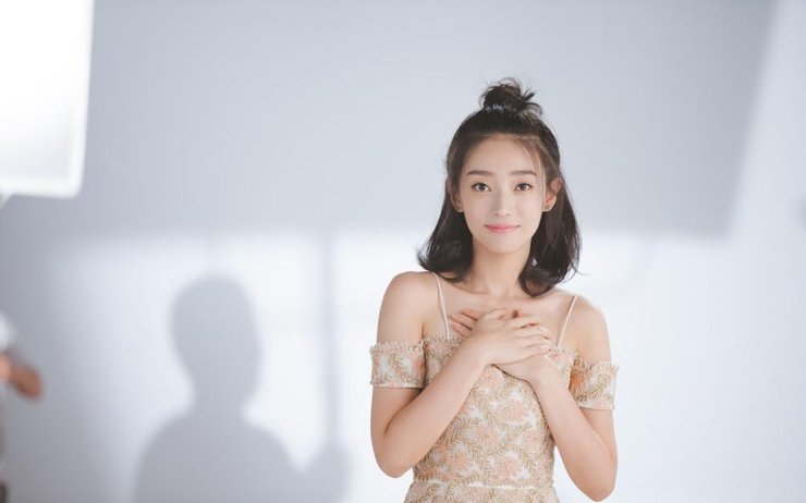 点击大图看下一张:表情萌萌哒!王艺诺清新俏皮露香肩