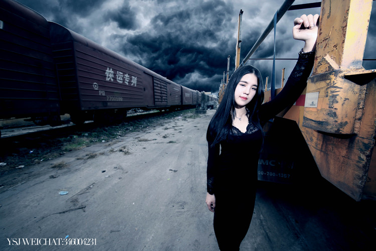 点击大图看下一张:冷艳火车人像