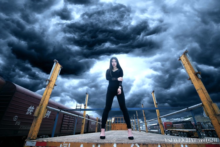 点击大图看下一张：冷艳火车人像