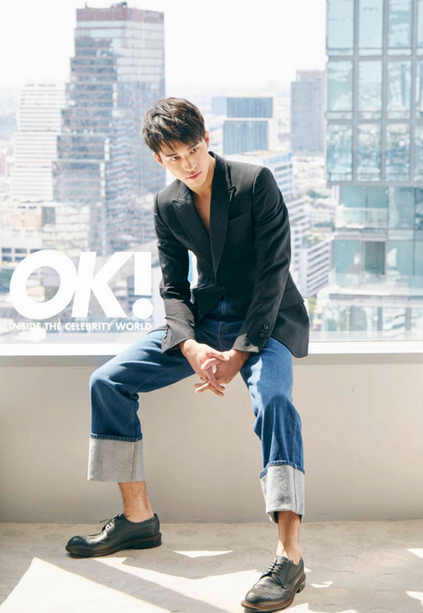 点击大图看下一张：许魏洲封面大片