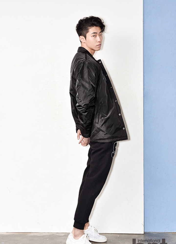 点击大图看下一张：韩国型男李依秀高冷皮衣魅力写真