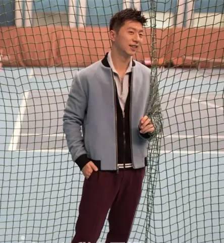 点击大图看下一张：单眼皮迷死人!马龙登杂志封面小秀胸肌