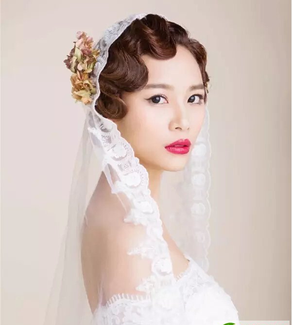 点击大图看下一张：雅致高贵新娘发型