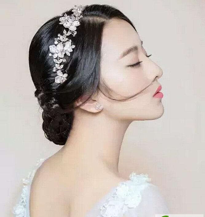 点击大图看下一张：一见倾心的新娘发型