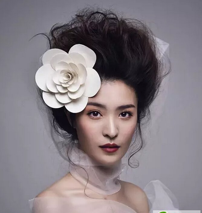 点击大图看下一张：一见倾心的新娘发型