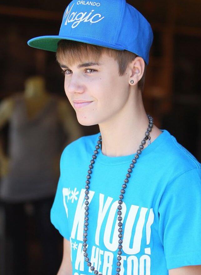 点击大图看下一张：贾斯丁比伯穿蓝色t恤