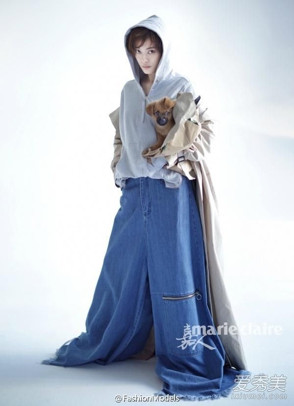 点击大图看下一张：孙俪抱狗狗拍写真 这样有爱心的娘娘最美