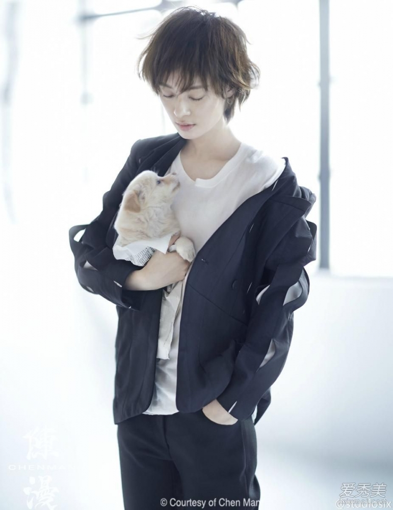 点击大图看下一张:孙俪抱狗狗拍写真 这样有爱心的娘娘最美