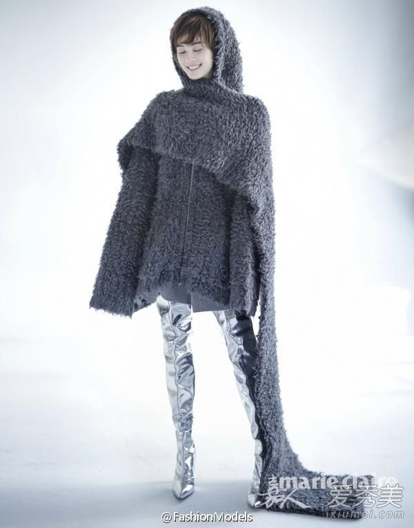 点击大图看下一张：孙俪抱狗狗拍写真 这样有爱心的娘娘最美