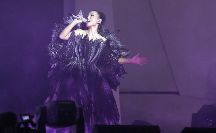 点击大图看下一张：周笔畅演唱会爆青筋 爆炸黑裙造型诡异