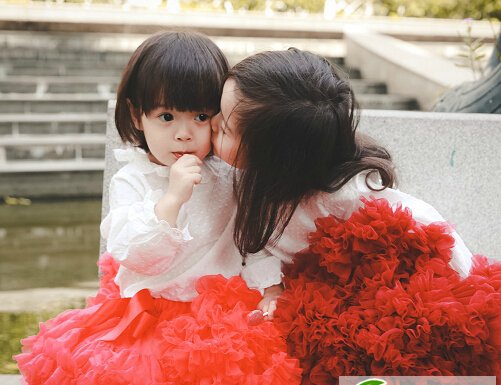 点击大图看下一张：时尚萌娃穿搭发型搭配