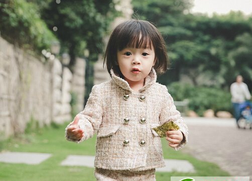 点击大图看下一张：时尚萌娃穿搭发型搭配