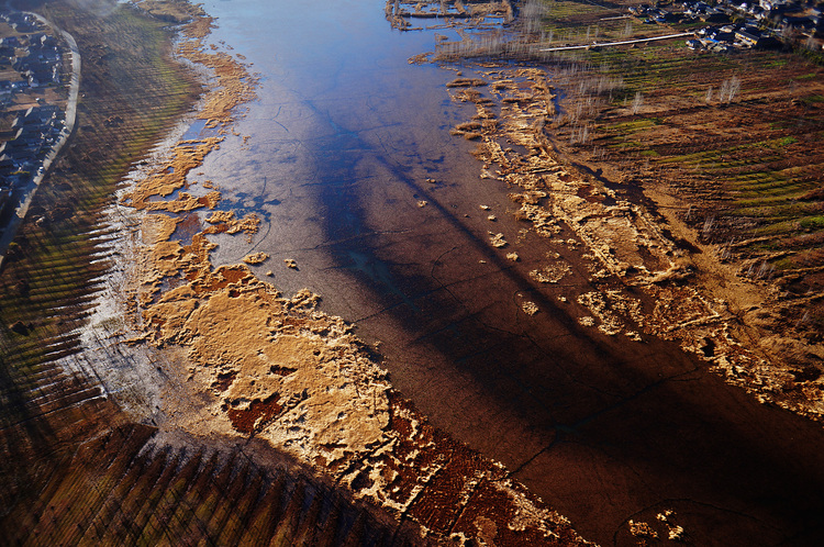 点击大图看下一张:航拍冬日泸沽湖